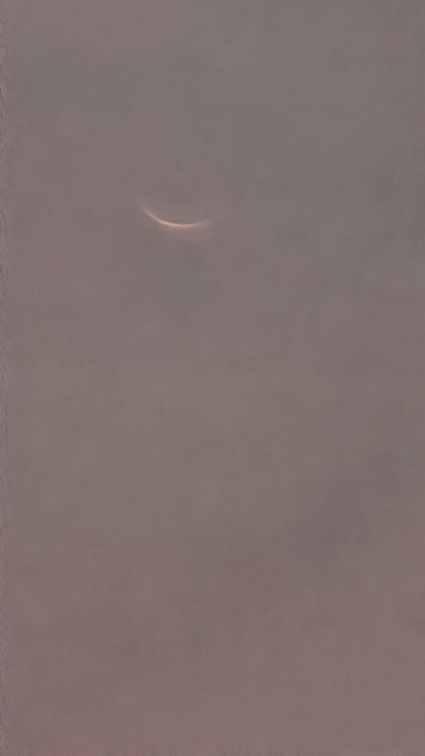 वाराणसी में ईंद का चांद दिखते लोग वाराणसी में ईंद का चांद दिखते लोग