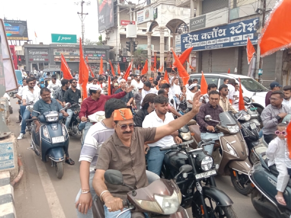 झूलेलाल जन्मोत्सव पर निकाली गई बाइक रैली में शामिल सिंधी समाज के लोग।