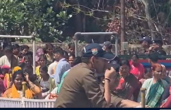 सभा स्थल पर एकत्रित लोग।