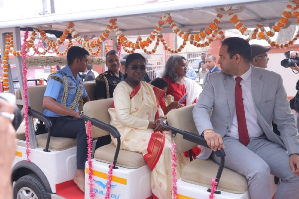 गाेल्फ काेर्ट में सवार राष्ट्रपति