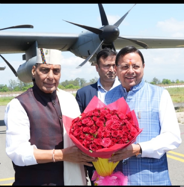 रक्षा मंत्री राजनाथ सिंह का मुख्यमंत्री धामी पंतनगर एयरपोर्ट पर स्वागत करते हुए।