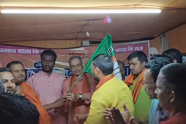 भाजपा से जुड़ते तृणमूल कार्यकर्ता