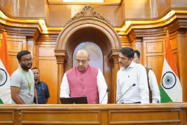 दिल्ली विधानसभा अध्यक्ष विजेंद्र गुप्ता  शनिवार को सदन के भीतर आगामी बजट सत्र से पहले तैयारियों का  निरीक्षण करते हुए