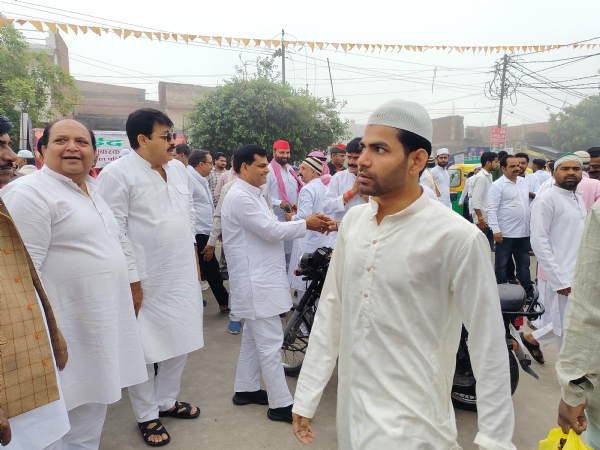 फ़ोटो मुबारकबाद देते हुए लोग