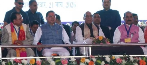 हल्द्वानी में मंचासीन रक्षा मंत्री राजनाथ सिंह, मुख्यमंत्री धामी व अन्य।