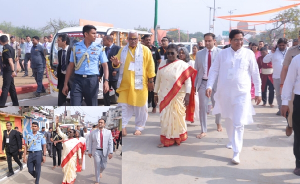 नंगे पैर चलकर परिक्रमा शुर करती राष्ट्रपति , लाेगाें का अभिवादन स्वीकारते हुए