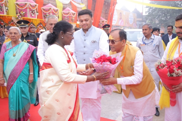 गुलदस्ता देकर गाेवर्धन विधायक स्वागत करते हुए