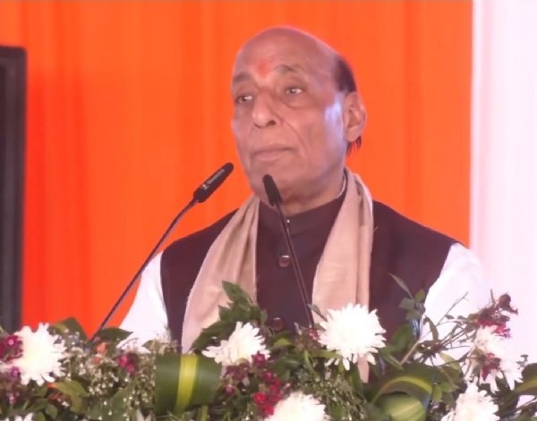 रक्षा मंत्री राजनाथ सिंह कार्यक्रम को संबोधित करते हुए।