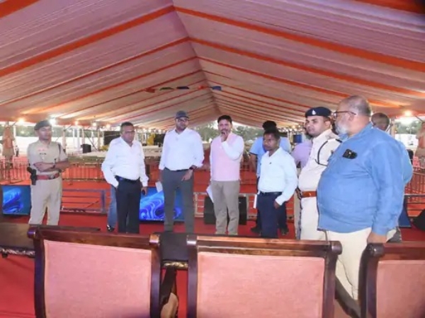 कार्यक्रम की तैयारियों में प्रशासन।