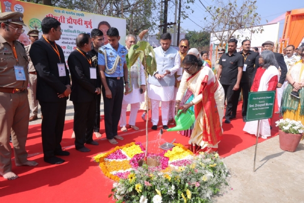 एक पेड मां के नाम के तहत वृक्षाराेपण करती राष्ट्रपति