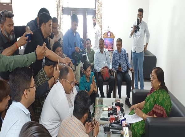 महिला कल्याण, बाल विकास एवं पुष्टाहार मंत्री बेबी रानी मौर्य ने प्रेस वार्ता की महिला कल्याण, बाल विकास एवं पुष्टाहार मंत्री बेबी रानी मौर्य ने प्रेस वार्ता की