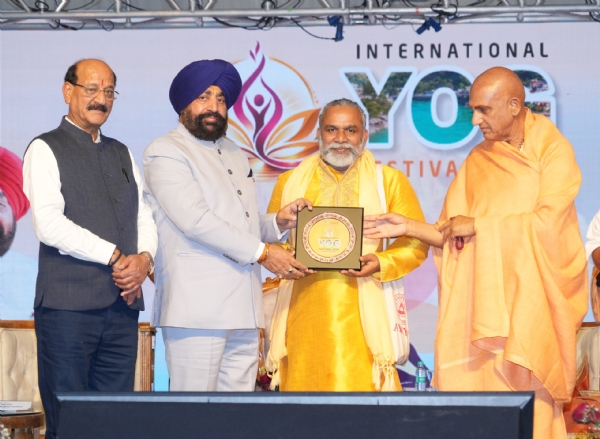 संतों को सम्मान देते राज्यपाल।