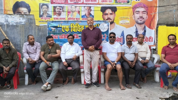 फोटो गोष्ठी करते संस्था के लोग