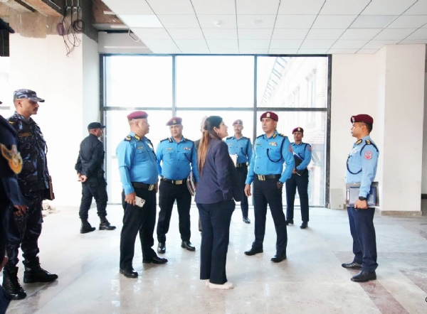 नए संसद भवन की सुरक्षा व्यवस्था का जायजा लेते पुलिस अधिकारी