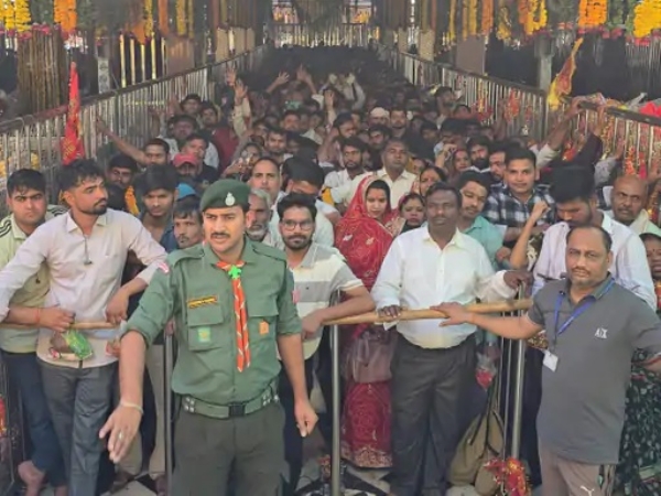 कैलादेवी लख्खी मेले में श्रद्धालुओं का जनसैलाब उमड़ पड़ा है।