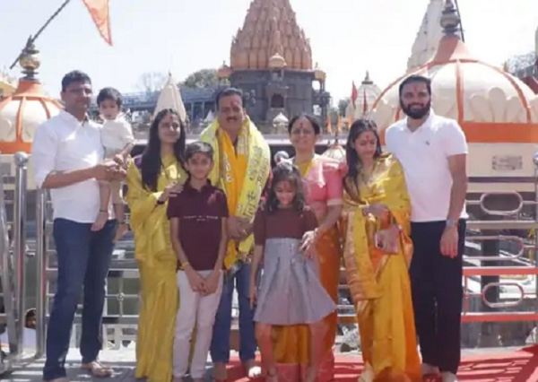 महाकाल मंदिर में परिवार के साथ महाराष्ट्र के मंत्री गिरीश महाजन