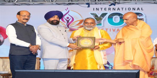 राज्यपालः अकरोत् योगस्य संदेशाय ऋषिकेशात् विश्वस्य जनं-जनं यावत् प्रापितम् आह्वानम्