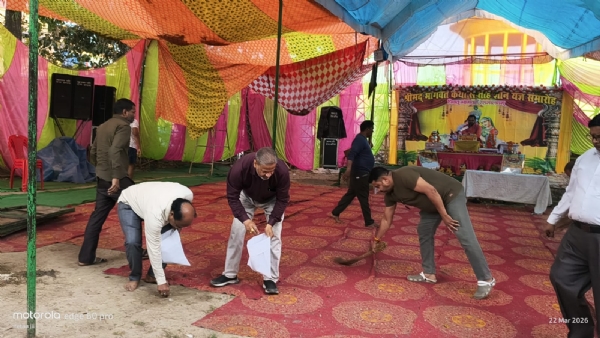 फोटो सफाई करते संस्था के लोग फोटो सफाई करते संस्था के लोग