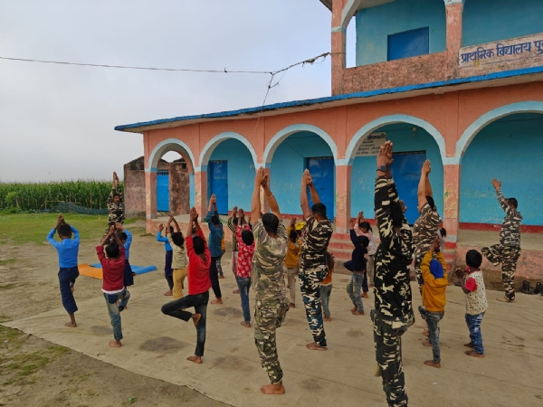 अररिया फोटो:एसएसबी जवान योग कराते अररिया फोटो:एसएसबी जवान योग कराते