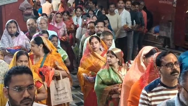 दुर्गाकुंड दुर्गा मंदिर में श्रद्धालु