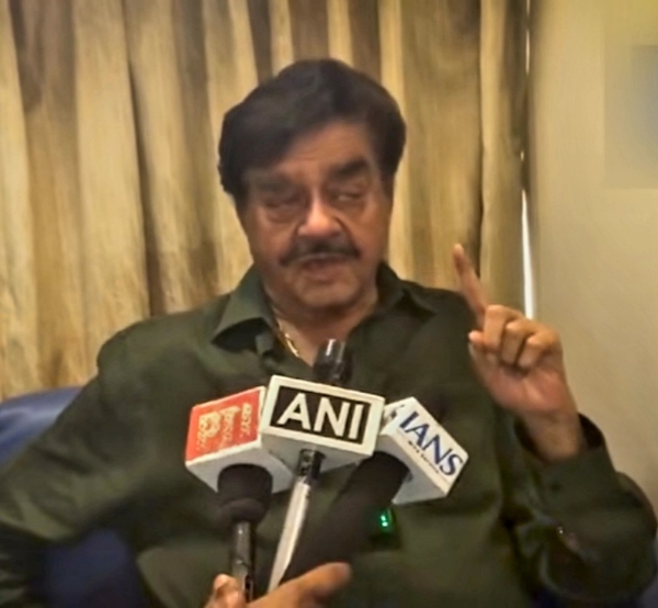 पत्रकारों से बात करते शत्रुघ्न सिन्हा