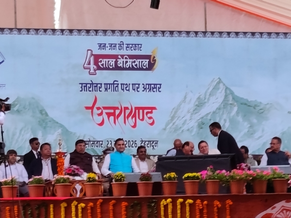 परेड मैदान स्थित मुख्य कार्यक्रम में मुख्यमंत्री सहित मंचासीन अतिथि।