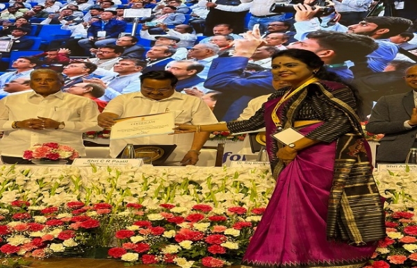 प्रतिष्ठित सम्मान अपर मुख्य सचिव डॉ एन. विजयलक्ष्मी लेते हुए