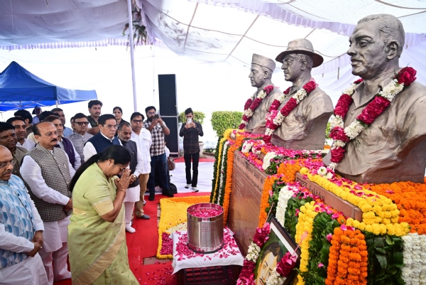 दिल्ली विधानसभा में शहीद दिवस पर शहीद-ए-आजम भगत सिंह, सुखदेव और राजगुरु की प्रतिमा पर पुष्पांजलि अर्पित करतीं मुख्यमंत्री रेखा गुप्ता