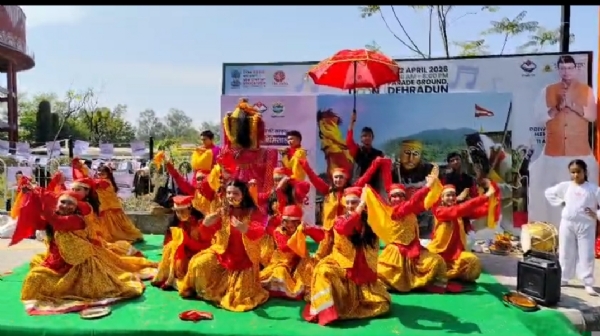 धामी सरकार के चार1 साल के कार्यक्रम पर आयोजित  कार्यक्रम स्थल के बाहर प्रस्तुति देते कलाकार।