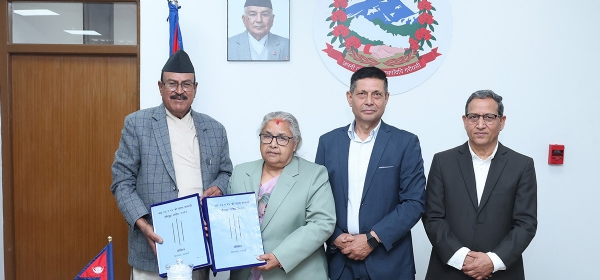 प्रधानमंत्री सुशीला कार्की को रिपोर्ट सौंपते जांच आयोग