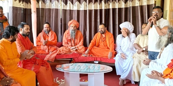 संतो के साथ वार्ता करते रवींद्र पुरी