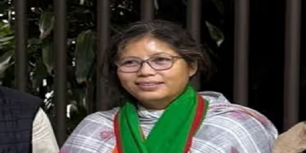 चिटिकायाम् अप्राप्तायां रुष्टाः भाजपादलस्य नेता एवं असमस्य कैबिनेट मंत्री नंदिता गार्लोसा कांग्रेसदले सम्मिलितः