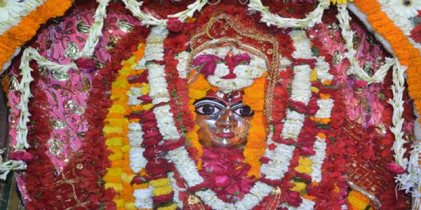 वासंतिकं चैत्रनवरात्रम् : पञ्चम दिने विशालाक्षी गौरी अथ स्कंद माता इत्यनयोः मुख्यद्वारे श्रद्धालवः शिरः नतवन्तः