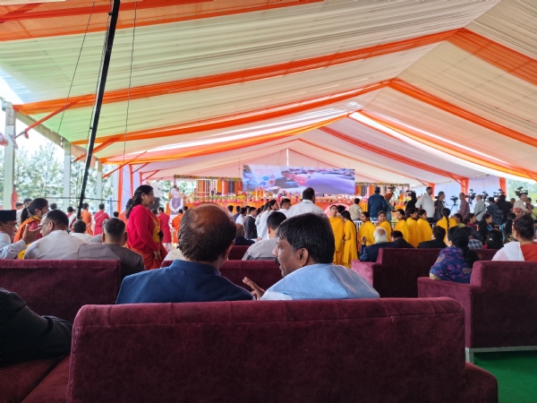 परेड मैदान में आयोजित मुख्य कार्यक्रम स्थल पर एकत्रित लोग।