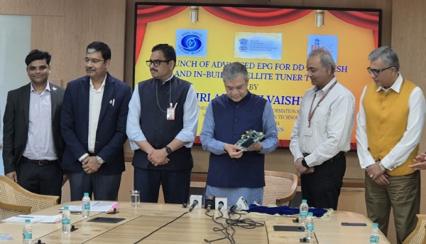 रेल, सूचना प्रसारण, इलैक्ट्रॉनिक्स एवं सूचना प्रौद्योगिकी मंत्री अश्विनी वैष्णव ने सोमवार को यहां माईवेब्स डिजीटल प्लेटफॉर्म, टीवी ट्यूनर एवं एडवांस ईपीजी तथा नेशनल एआई स्किलिंग इनीशिएटिव कार्यक्रमों का शुभारंभ किया। इस मौके पर सूचना प्रसारण सचिव संजय जाजू, प्रसार भारती के मुख्य कार्यकारी अधिकारी गौरव द्विवेदी, यूट्यूब इंडिया एवं गूगल इंडिया के अधिकारी उपस्थित थे।