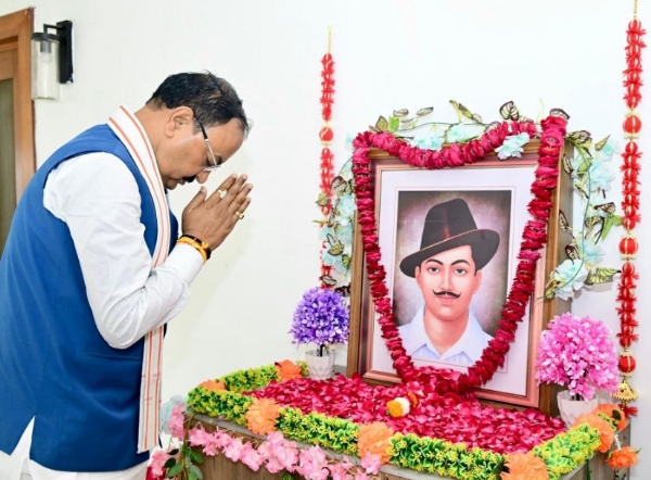 भगत सिंह के चित्र पर पुष्पांजलि करते केशव प्रसाद मौर्य