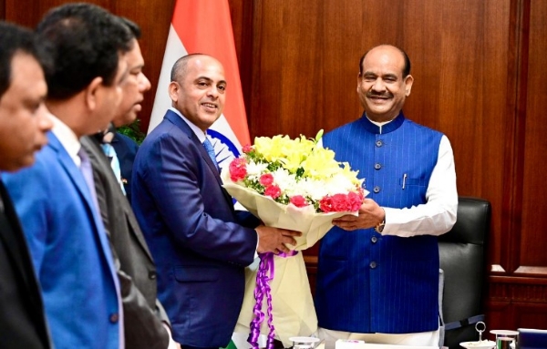 लोकसभा अध्यक्ष ओम बिरला भारतीय संसद भवन में श्रीलंका संसद की बुनियादी ढाँचा और सामरिक मुद्दों पर निगरानी समिति के अध्यक्ष एस. एम. मारिक्कर के नेतृत्व में आए संसदीय प्रतिनिधिमंडल का स्वागत करते हुए