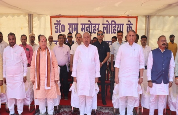 डॉ राम मनोहर लोहिया जी जयंती पर मुख्यमंत्री श्रद्धांजलि अर्पित करने के बाद अपने मंत्रिमंडलीय सहयोगी के साथ