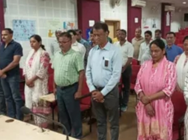 शोक सभा में शिक्षक समूह शोक सभा में शिक्षक समूह