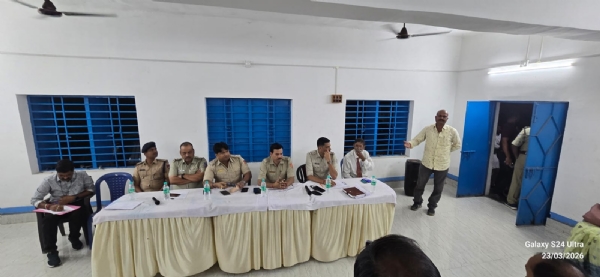 बैठक करते पुलिस अधिकारी