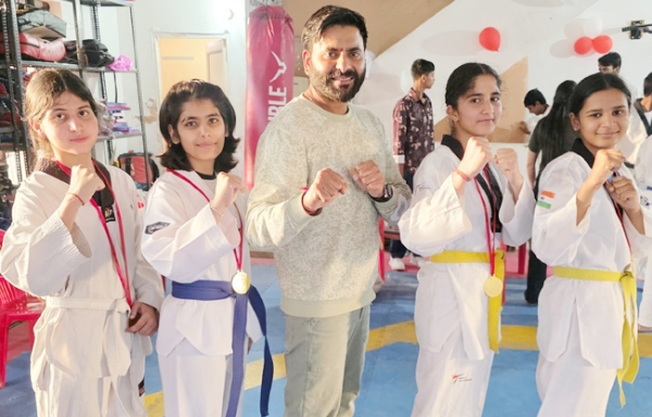 सोनीपत: अमेरिका से आए ग्रैंड मास्टर सुरेंद्र         सिंह खिलाडियों खेल तकनीक सिखाते हुए