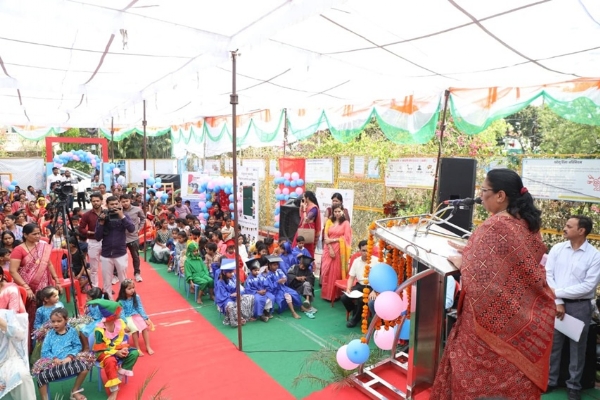 आगनवाडी केन्द्र में आयोजित विद्यारम्भ उत्सव को संबोधित करती हुईं मंत्री निर्मला भूरिया