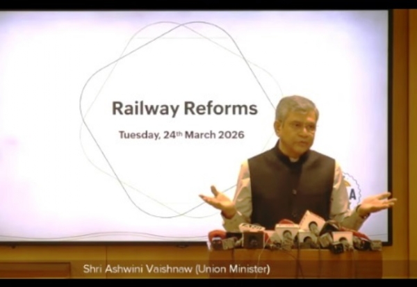 रेल मंत्री अश्विनी वैष्णव मंगलवार को रेल भवन में संवाददाता सम्मेलन के दौरान