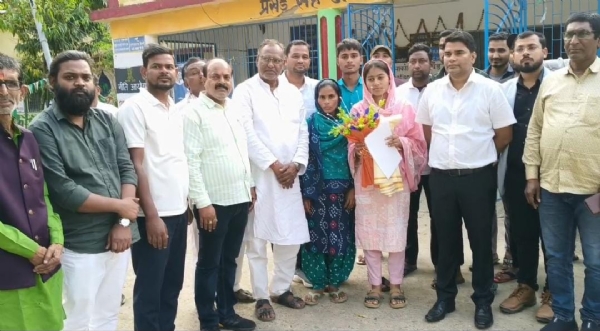 छात्रा को सम्मानित करते लोग