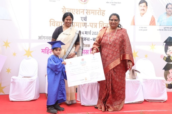 मंत्री निर्मला भूरिया ने आगनवाडी केन्द्र में बच्चों को विद्यारम्भ प्रमाण पत्र वितरित किया