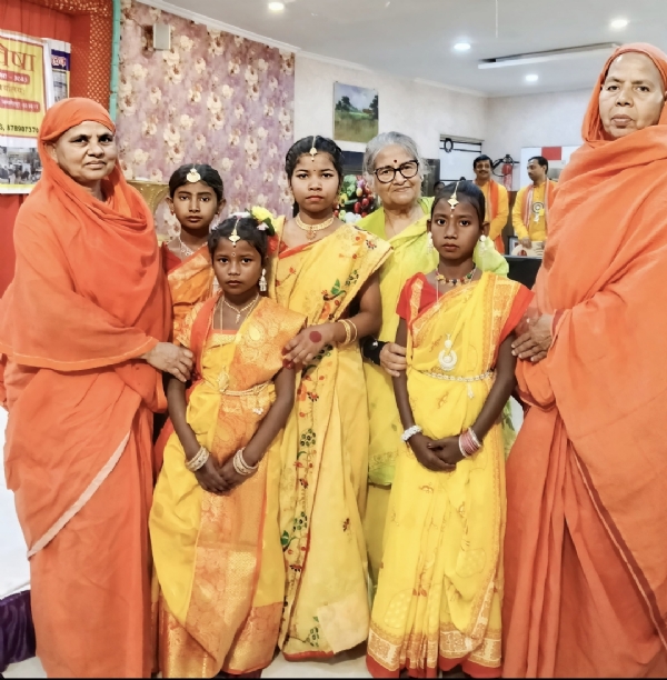 वसंत उत्सव में शामिल  चिन्मयी पुरी एवं आनंदमयी पुरी माताजी और अन्य