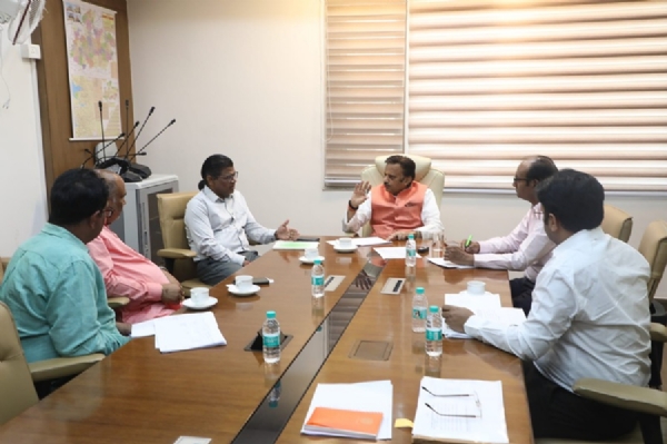 विंध्य क्षेत्र में निर्माण परियोजनाओं की समीक्षा करते हुए उप मुख्यमंत्री राजेन्द्र शुक्ल