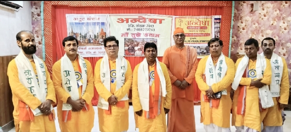 वसंत उत्सव में शामिल  चिन्मयी पुरी एवं आनंदमयी पुरी माताजी और अन्य