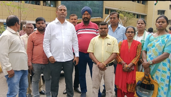उप-प्रमुख शिव कुमार हांसदा और अन्य ने उपायुक्त को ज्ञापन सौंपा