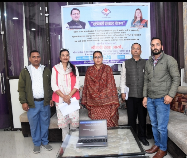 मुख्यमंत्री वात्सल्य योजना के अंतर्गत लाभार्थियों के खातों में   धनराशि हस्तांतरित कार्यक्रम के दौरान मंत्री रेखा आर्या सहित अन्य।